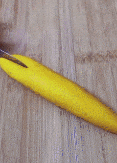 ​搞笑GIF图：若若的问一句，腿真的不冷吗？